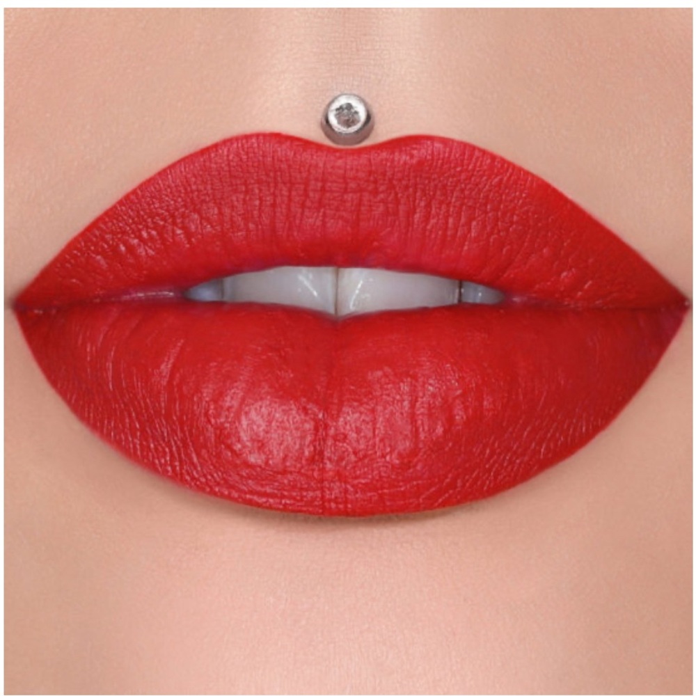🔥 IN STOCK 🔥 JEFFREE STAR COSMETICS
Velvet Trap Lipstick (CONFESSIONAL)